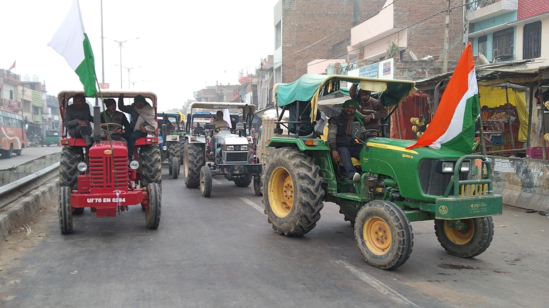 किसानों ने निकाली ट्रैक्टर रैली