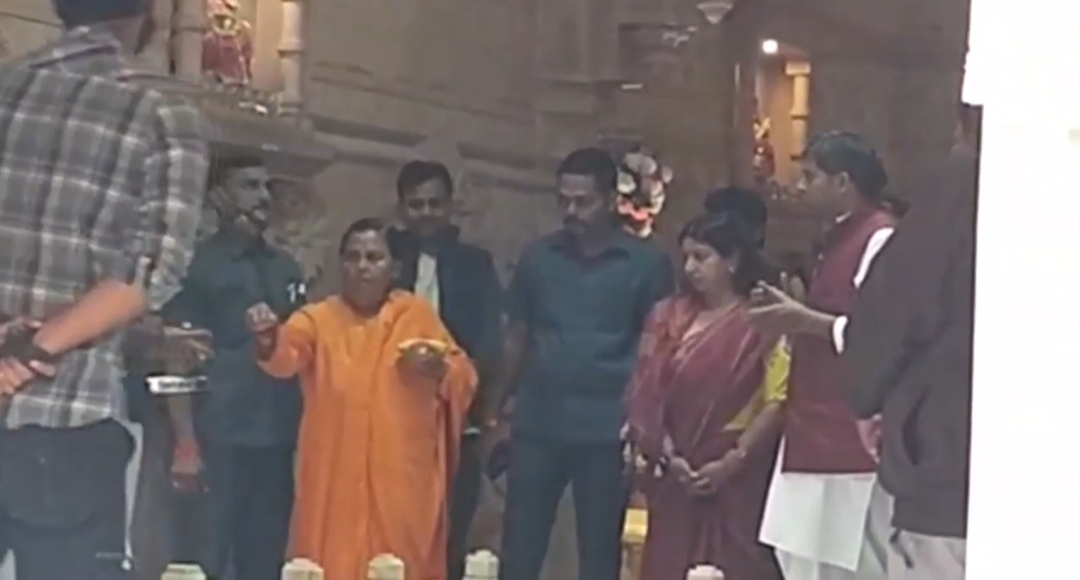 प्रयागराज में पूर्व केंद्रीय मंत्री उमा भारती ने मंदिर में पूजन-अर्चन भी किया.