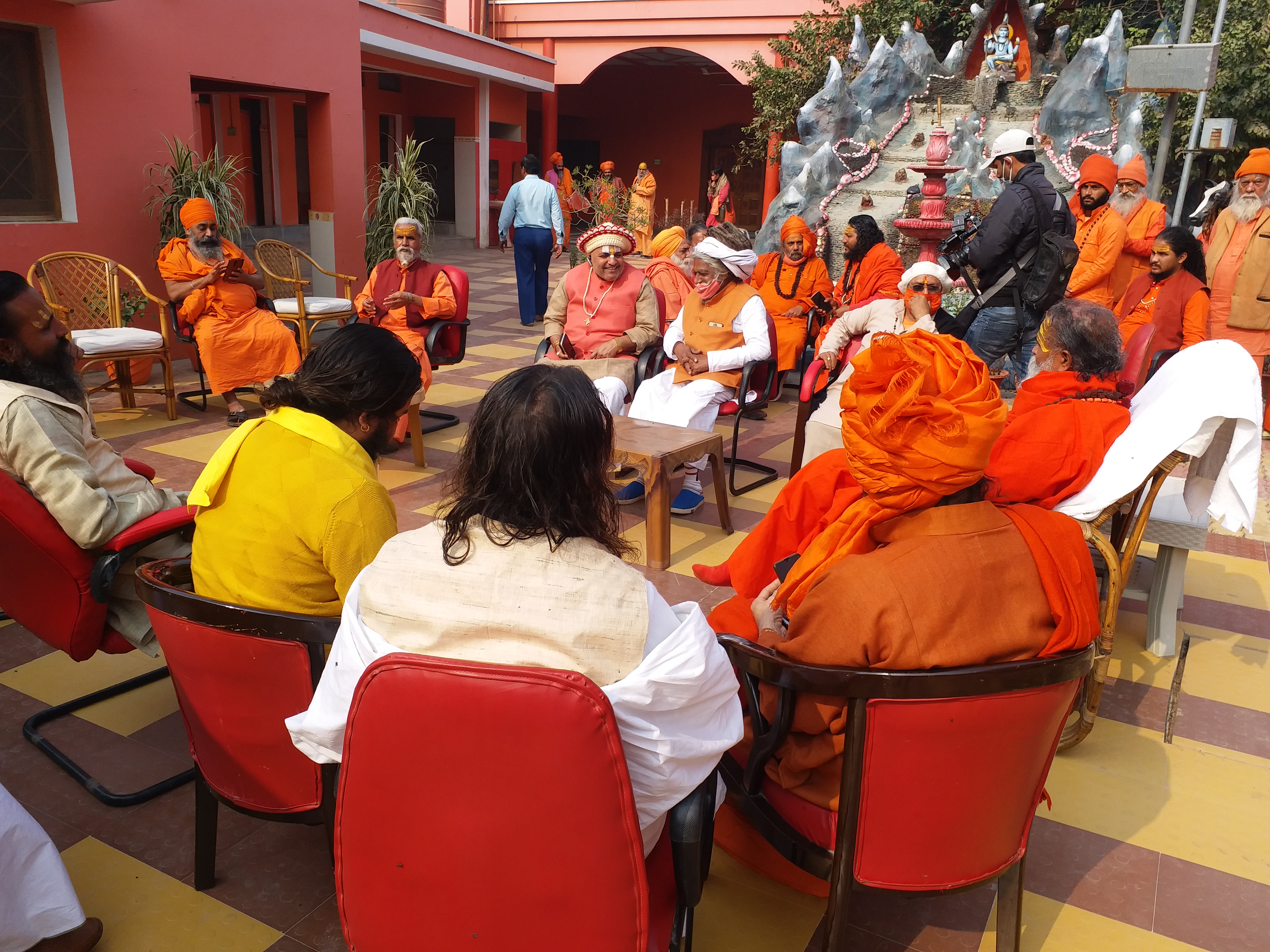 akhil bharatiya akhara parishad meeting in prayagraj