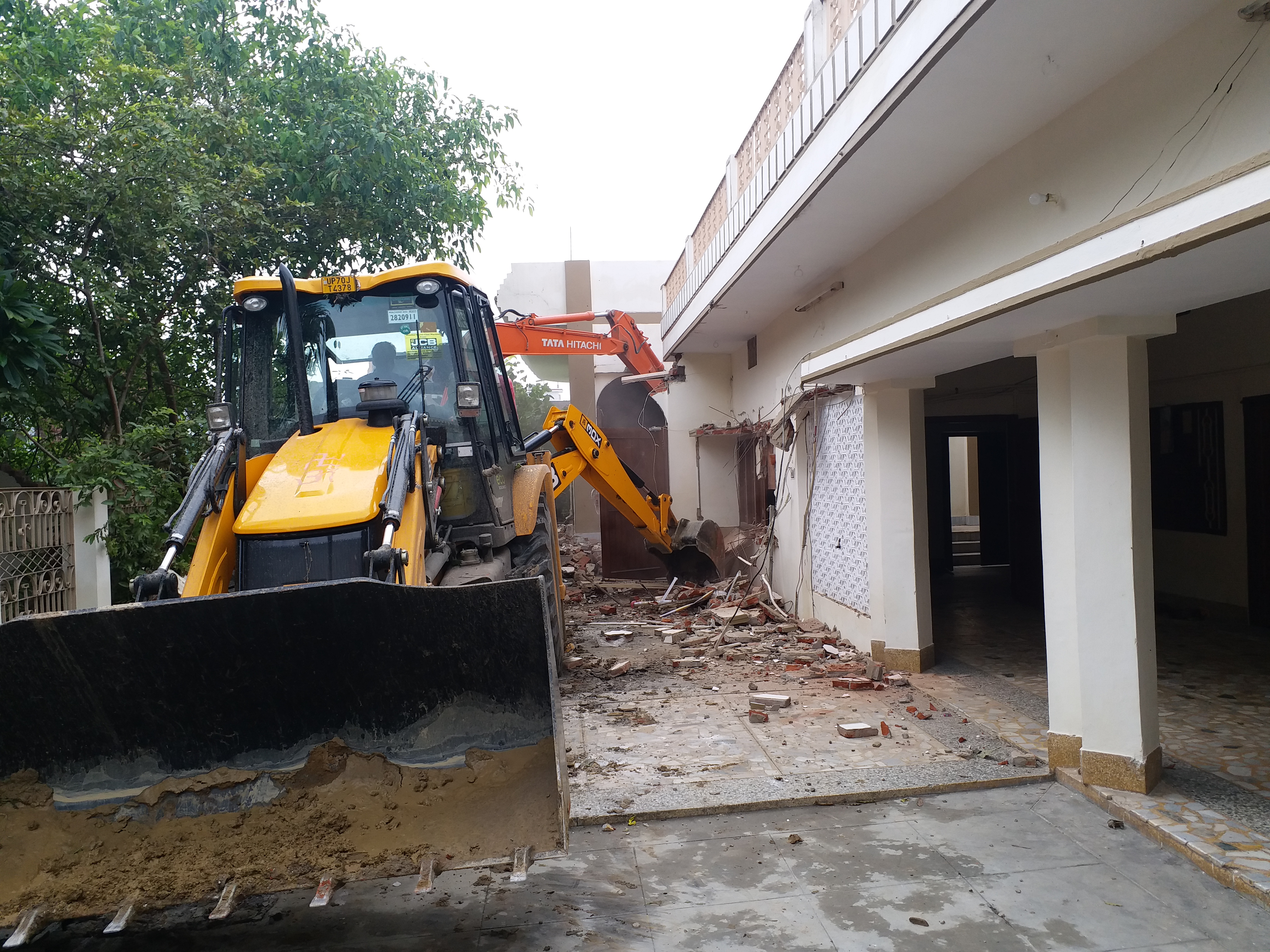 demolishes building owned by mafia don atique ahmed