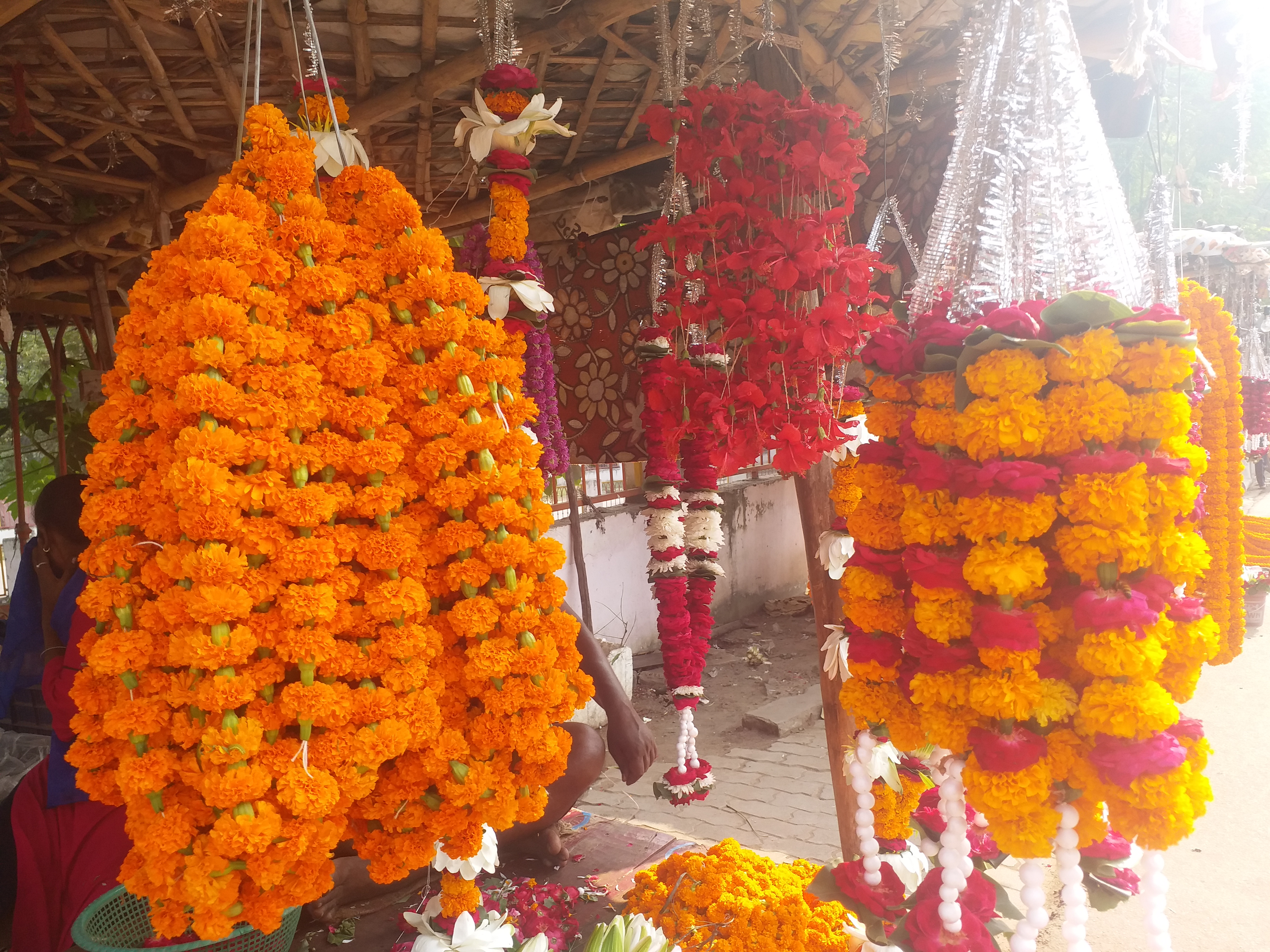 फूलों की मालाएं.