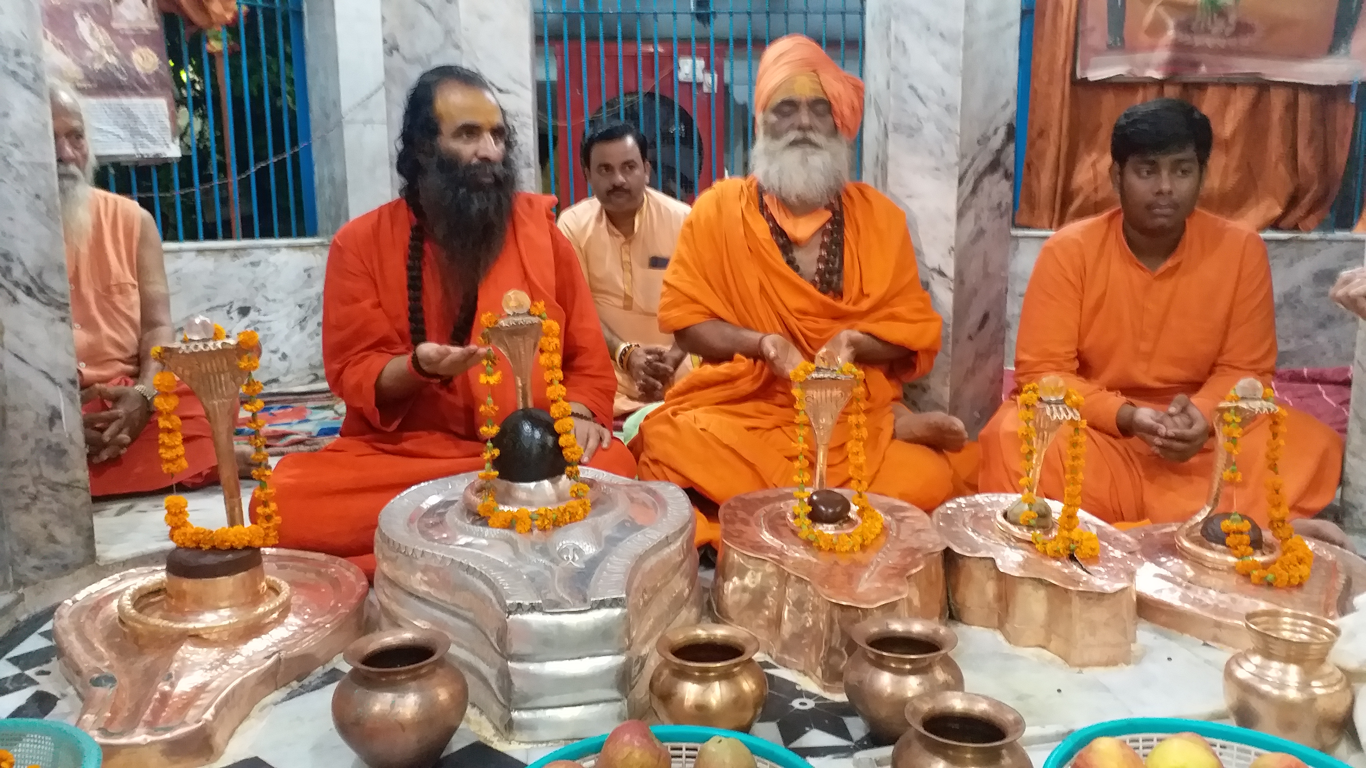 प्रयागराज में पूजा करते अखाड़ा परिषद के नवनिर्वाचित अध्यक्ष रवींद्र पुरी