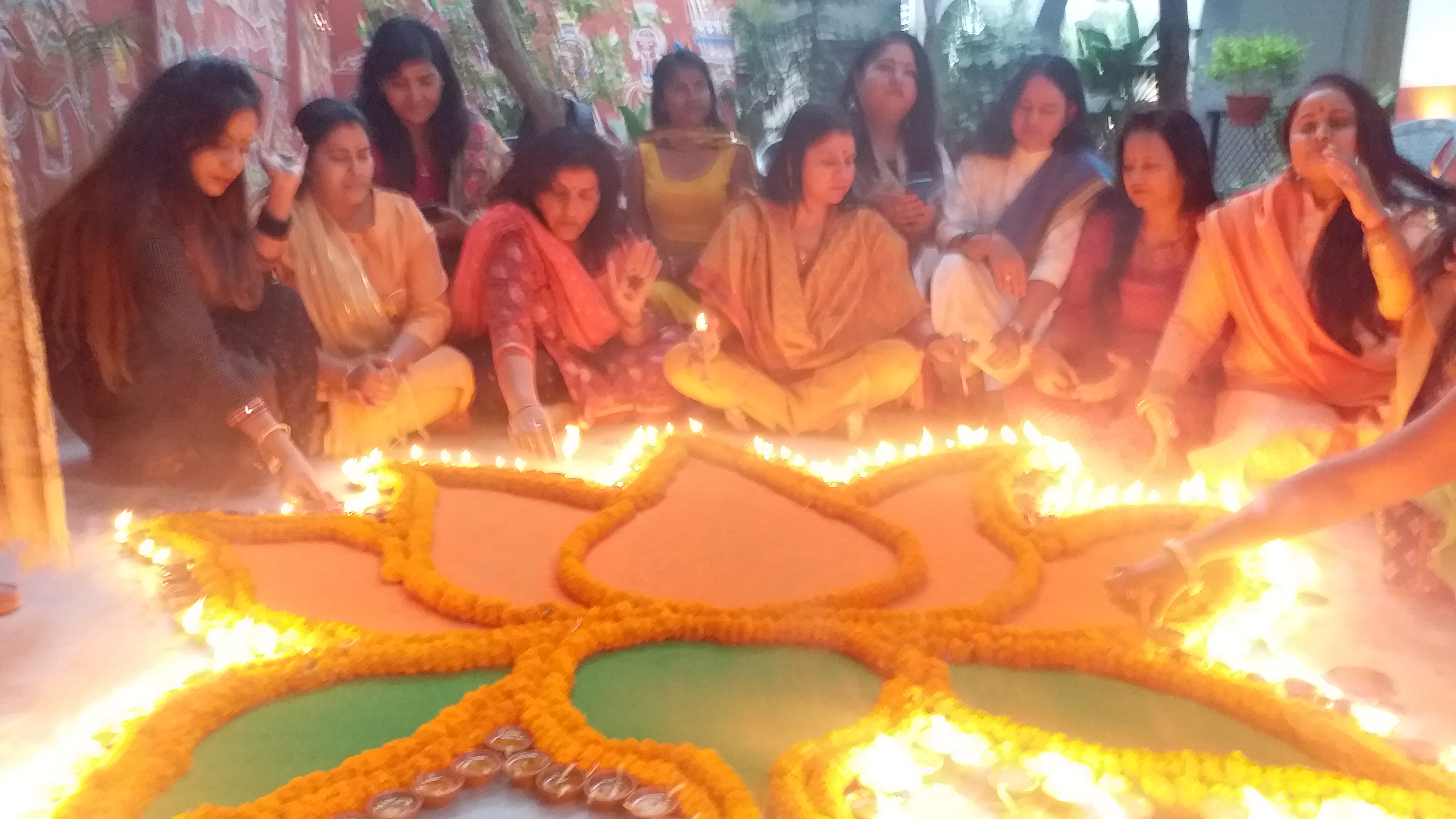 देव दीपावली की पूर्व संध्या पर महिलाओं ने रचाई कमल की मेहंदी