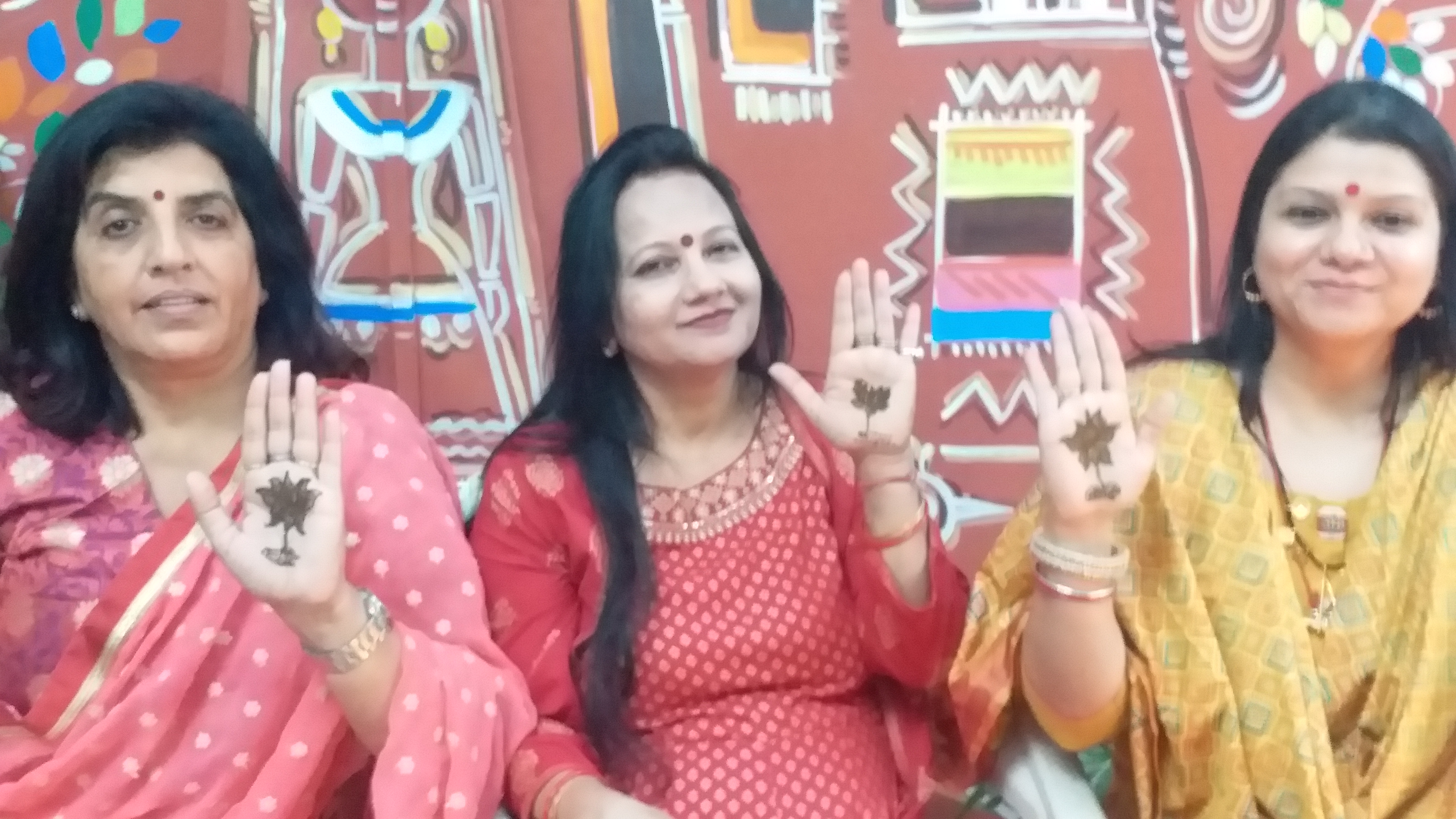 देव दीपावली की पूर्व संध्या पर महिलाओं ने रचाई कमल की मेहंदी