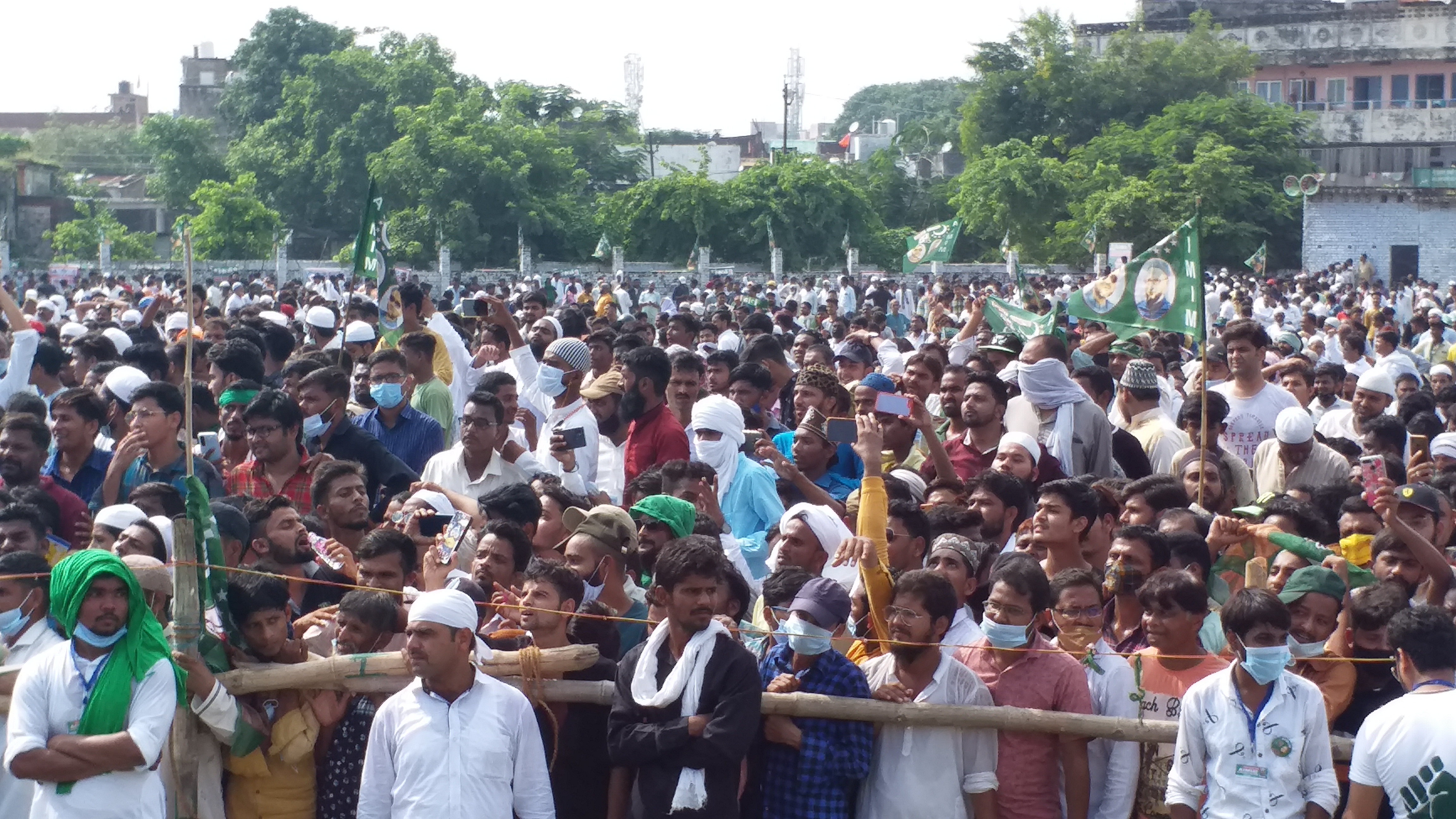 असदुद्दीन ओवैसी की जनसभा में उमड़ी भीड़