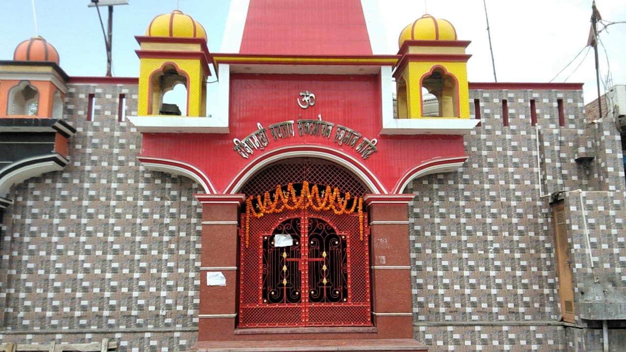 हनुमान जयंती के अवसर पर मंदिरों को सजाया गया