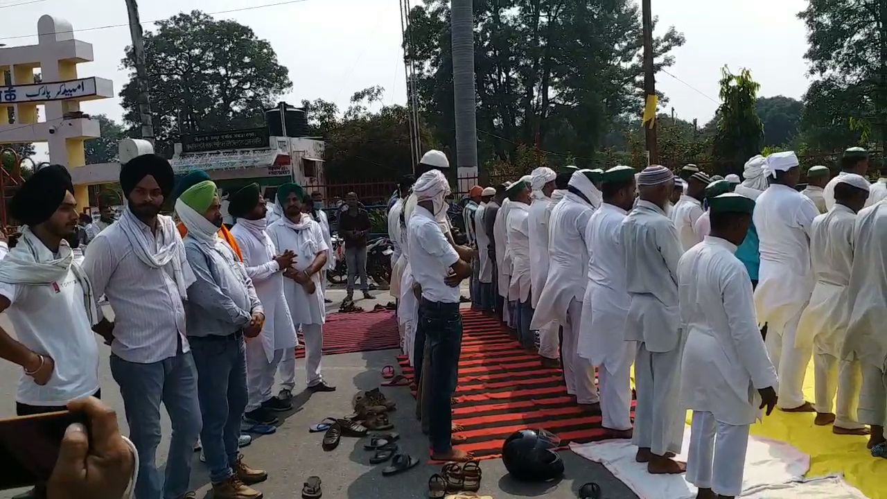 farmers perform namaz at NH-24 during protest