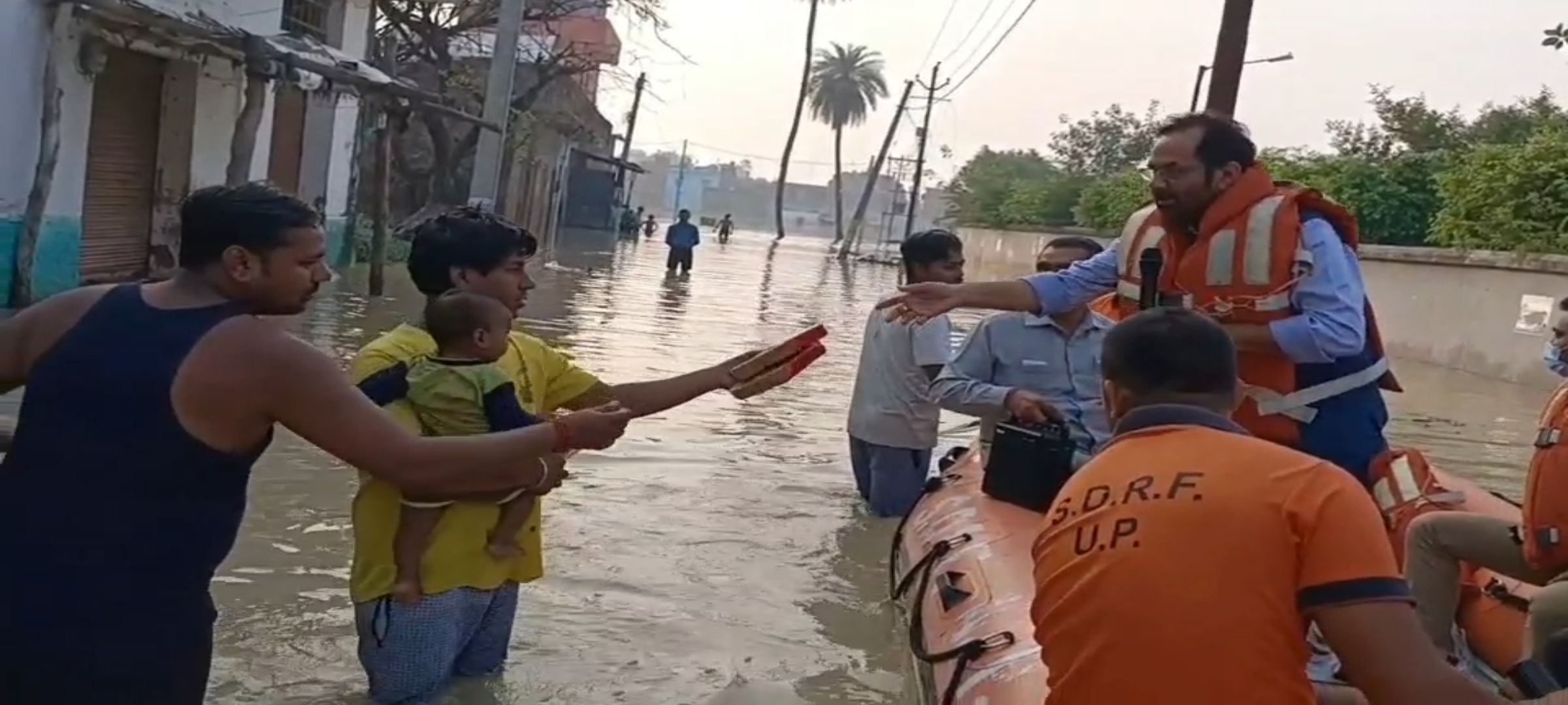 कैबिनेट मंत्री मुख्तार अब्बास नकवीं ने ग्राउंड पर जाकर बाढ़ पीड़ितो का जाना हाल