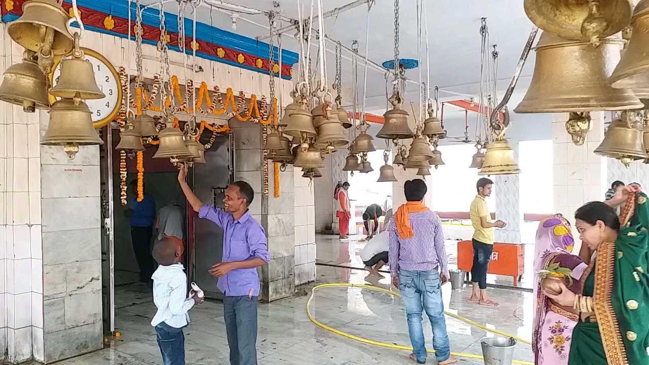 ऐतिहासिक शिव मंदिर बाबा तामेश्वरनाथ धाम में दर्शन करने आए श्रद्धालु.