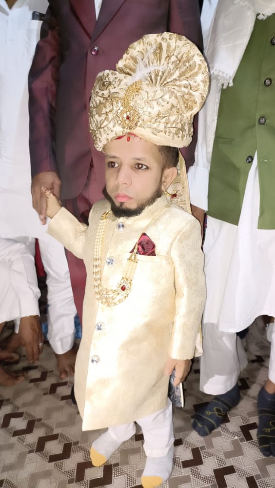 two and half feet Azim Mansoori became groom