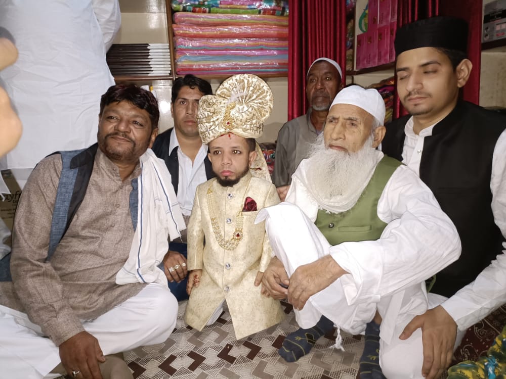 two and half feet Azim Mansoori became groom