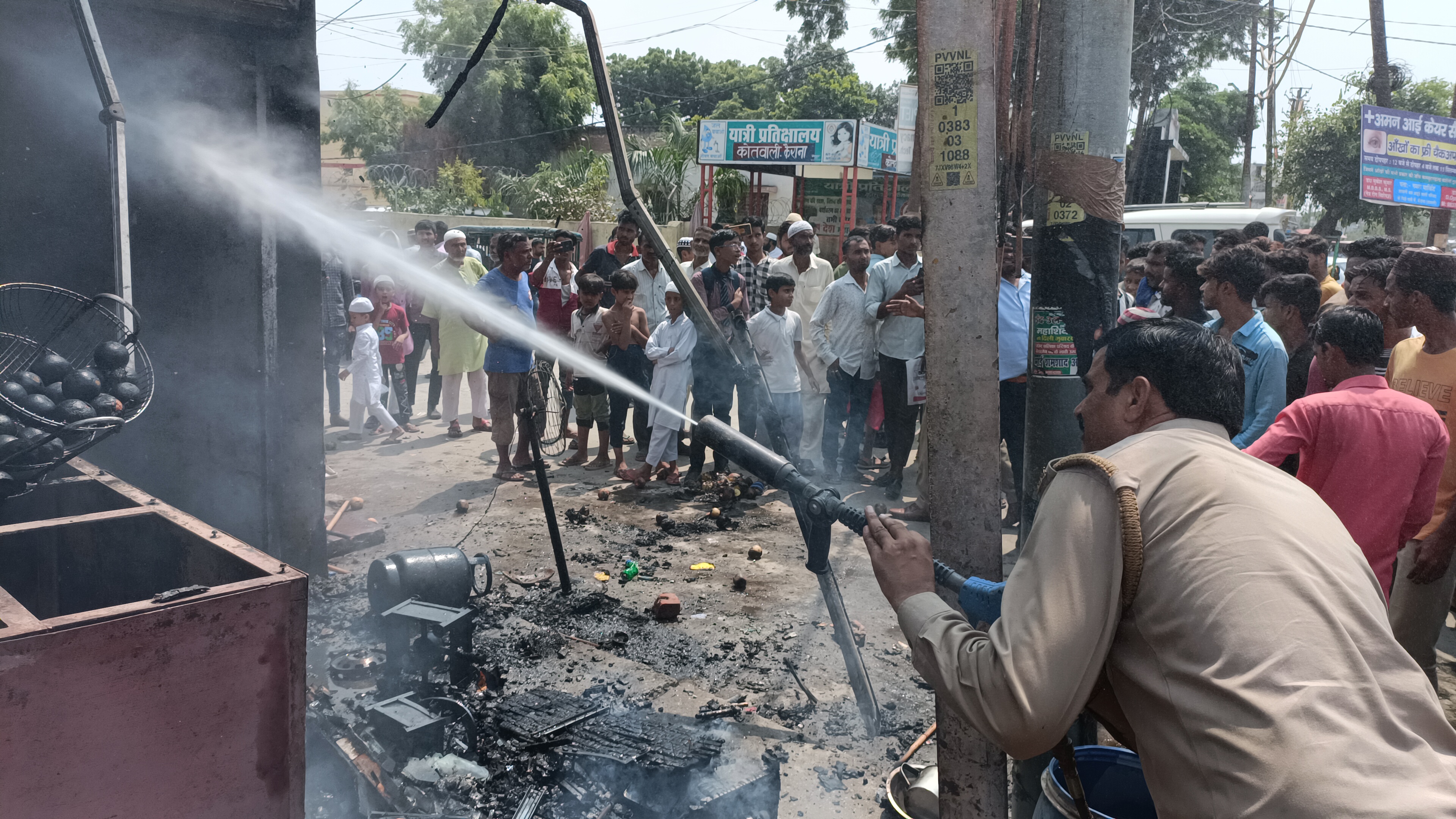 आग को बुझाते दमकल कर्मचारी