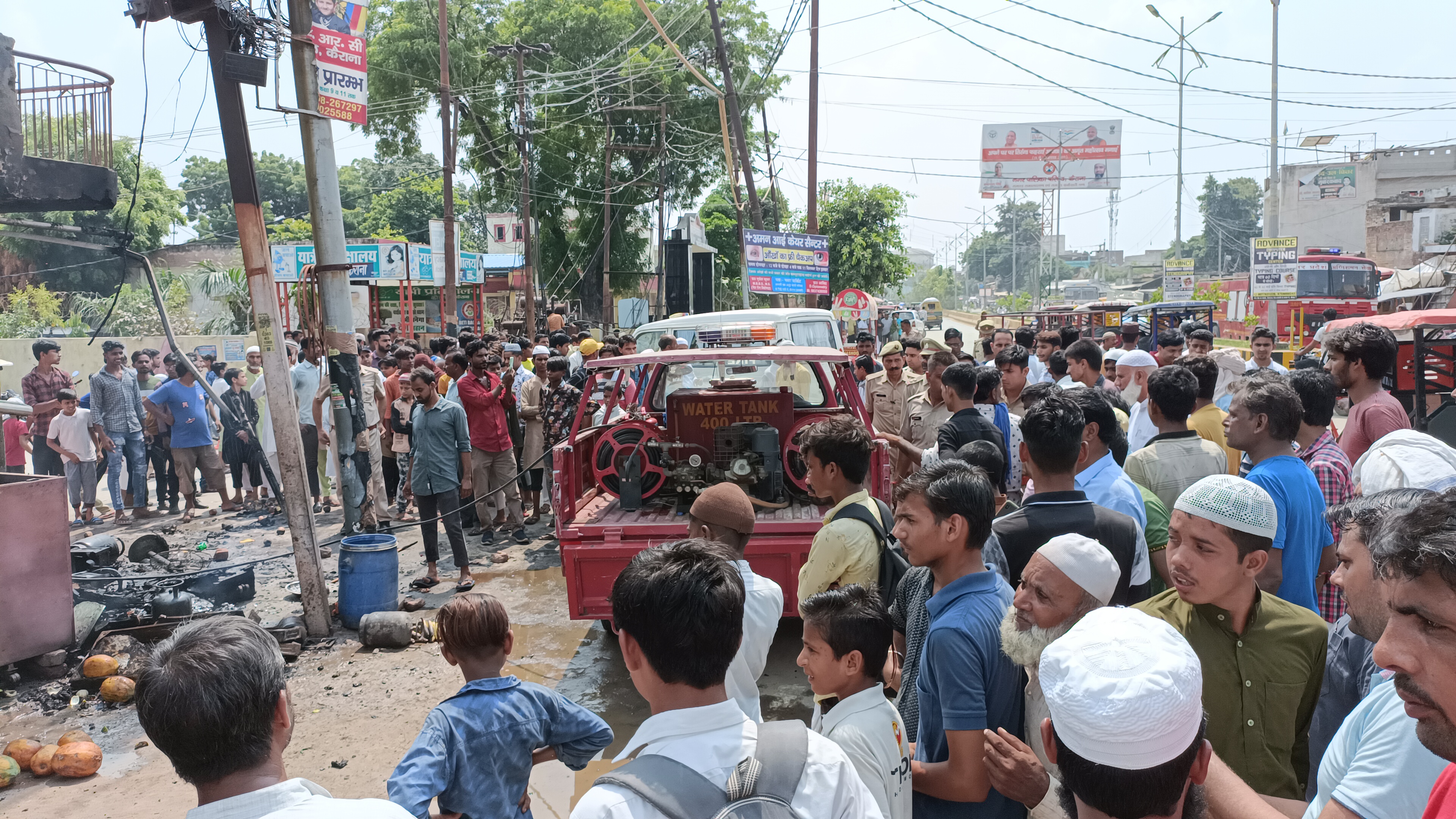 घटना स्थल पर लगी भीड़