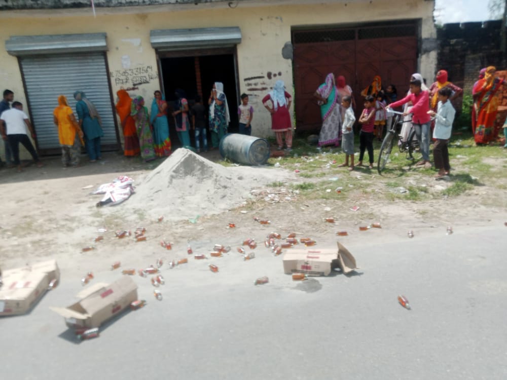 सहारनपुर शराब के ठेके के विरोध में महिलाओं ने खोला मोर्चा