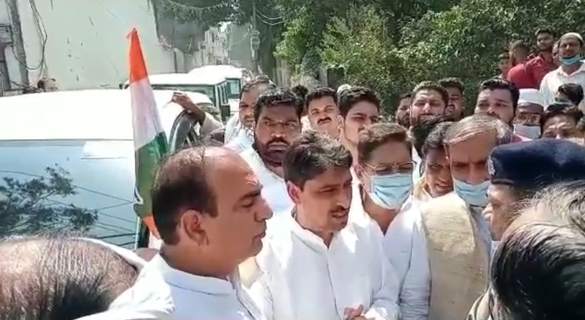 congress leaders and workers were stopped by police from going to hathras