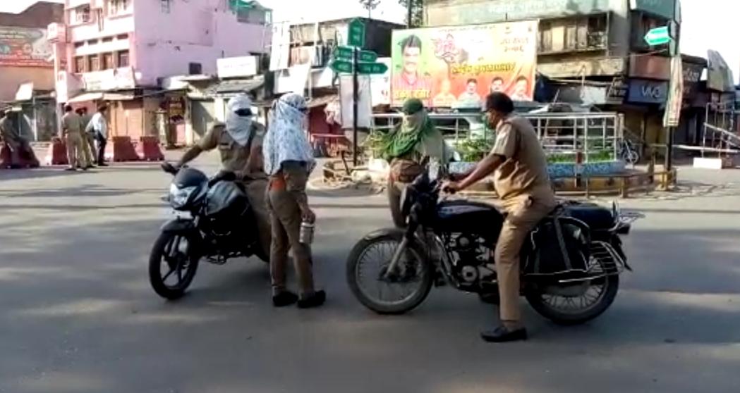 traffic rule is not followed by police