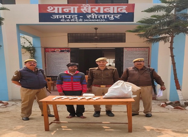 खैराबाद में पुलिस ने की कार्रवाई.