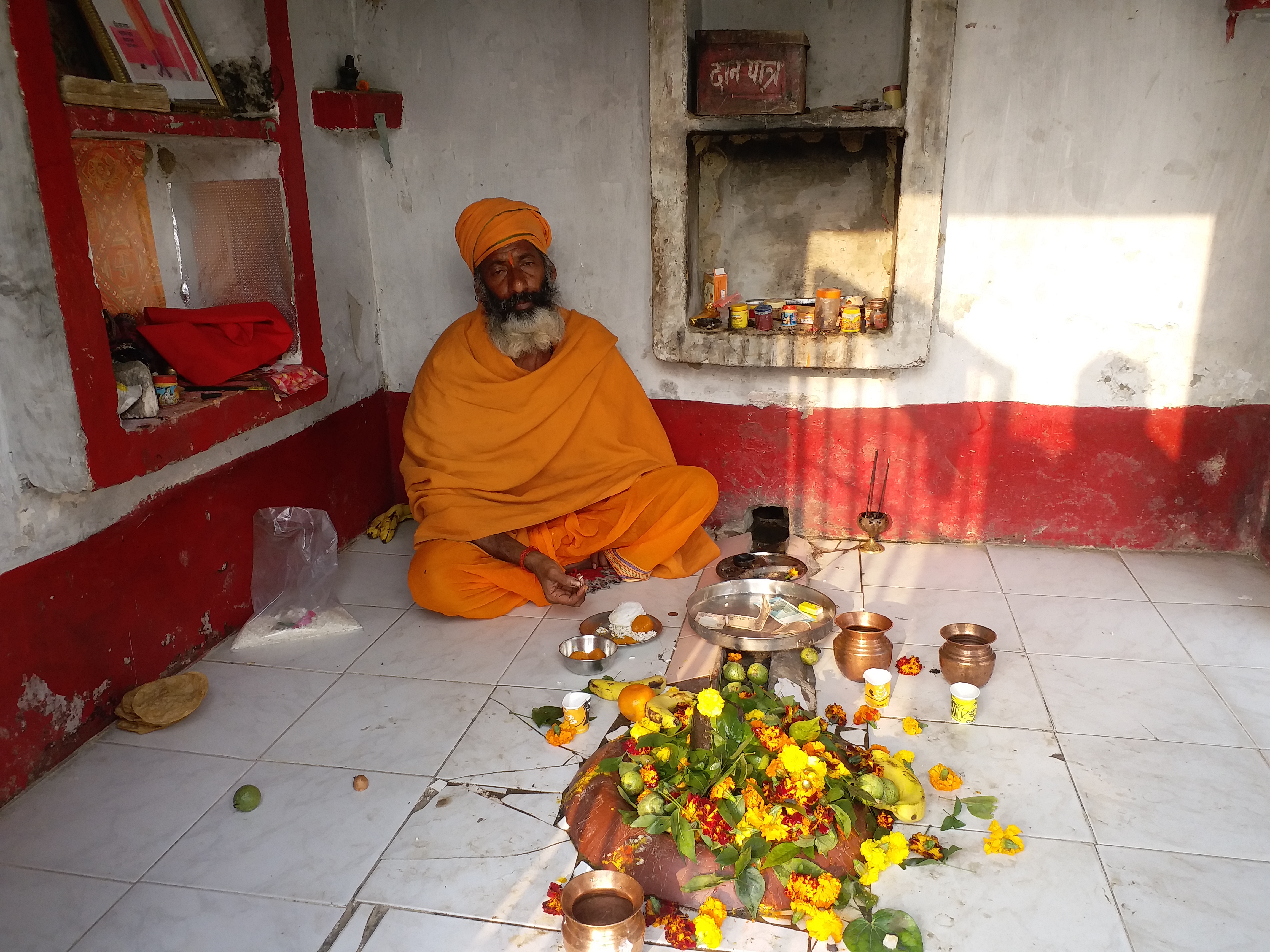 नदी के किनारे शिव मंदिर भी स्थापित है.