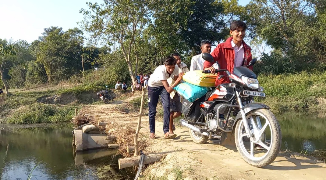 ग्रामीणों ने खुद बना डाला लकड़ी का पुल.