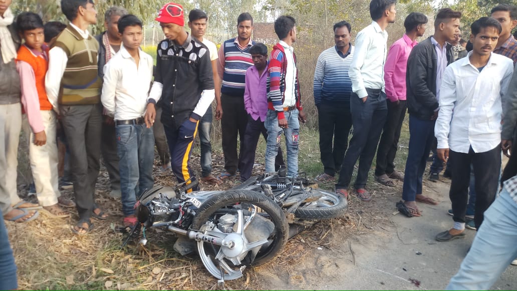 दो बाइकों की आमने सामने भिडंत