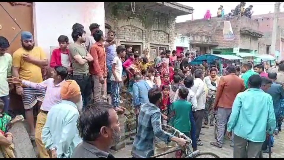 शाहजहांपुर के तिलहर की कॉलोनी में घटना के बाद लगी भीड़.