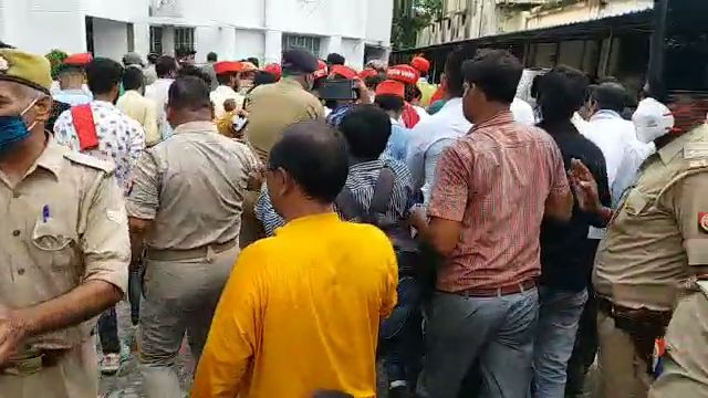 सपा कार्यकर्ताओं का आरोप पुलिस दर्ज कर रही फर्जी मुकदमा