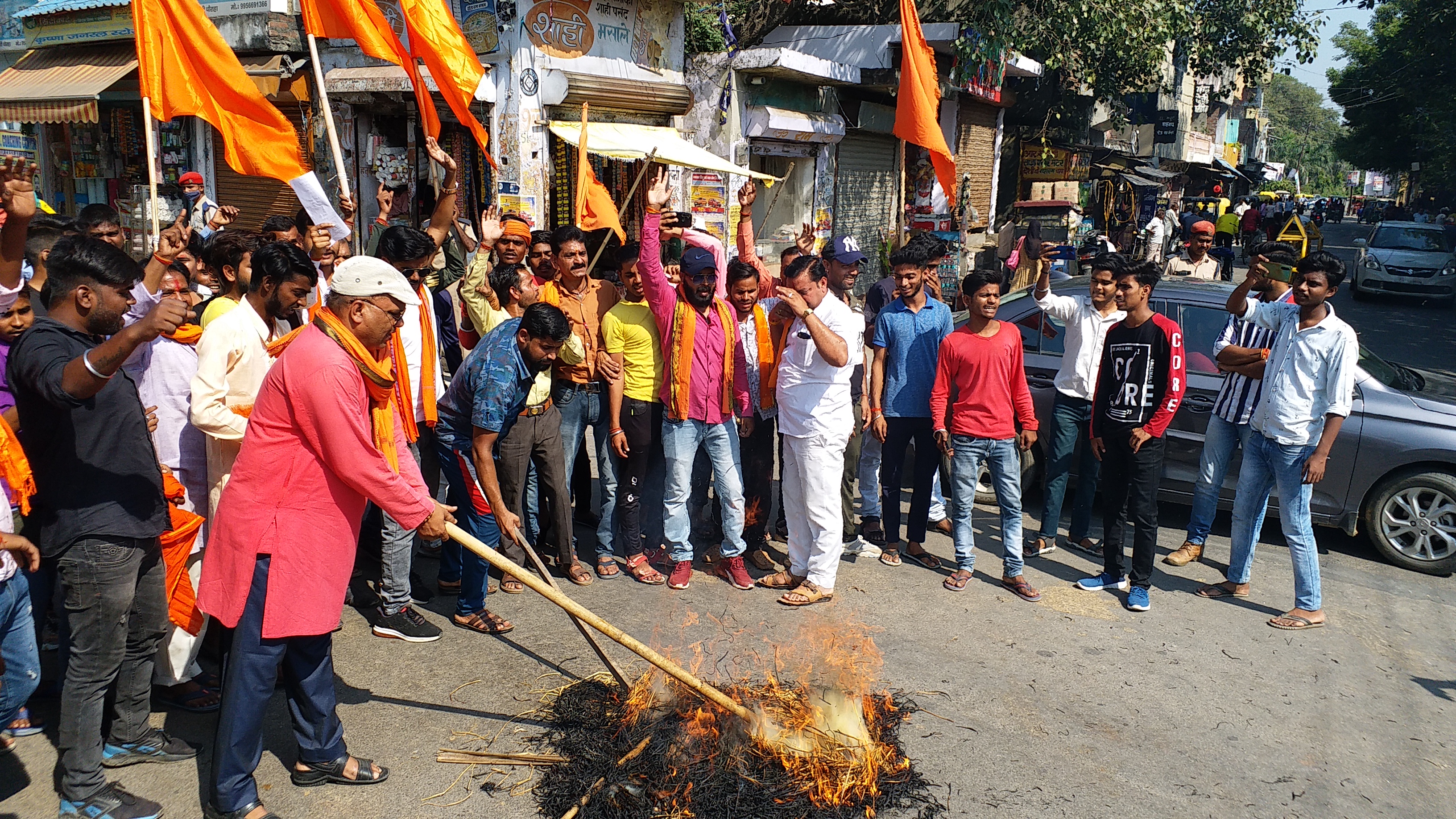 शाहजहांपुर में विश्व हिंदू परिषद ने फूंका बांग्लादेश की पीएम शेख हसीना का पुतला