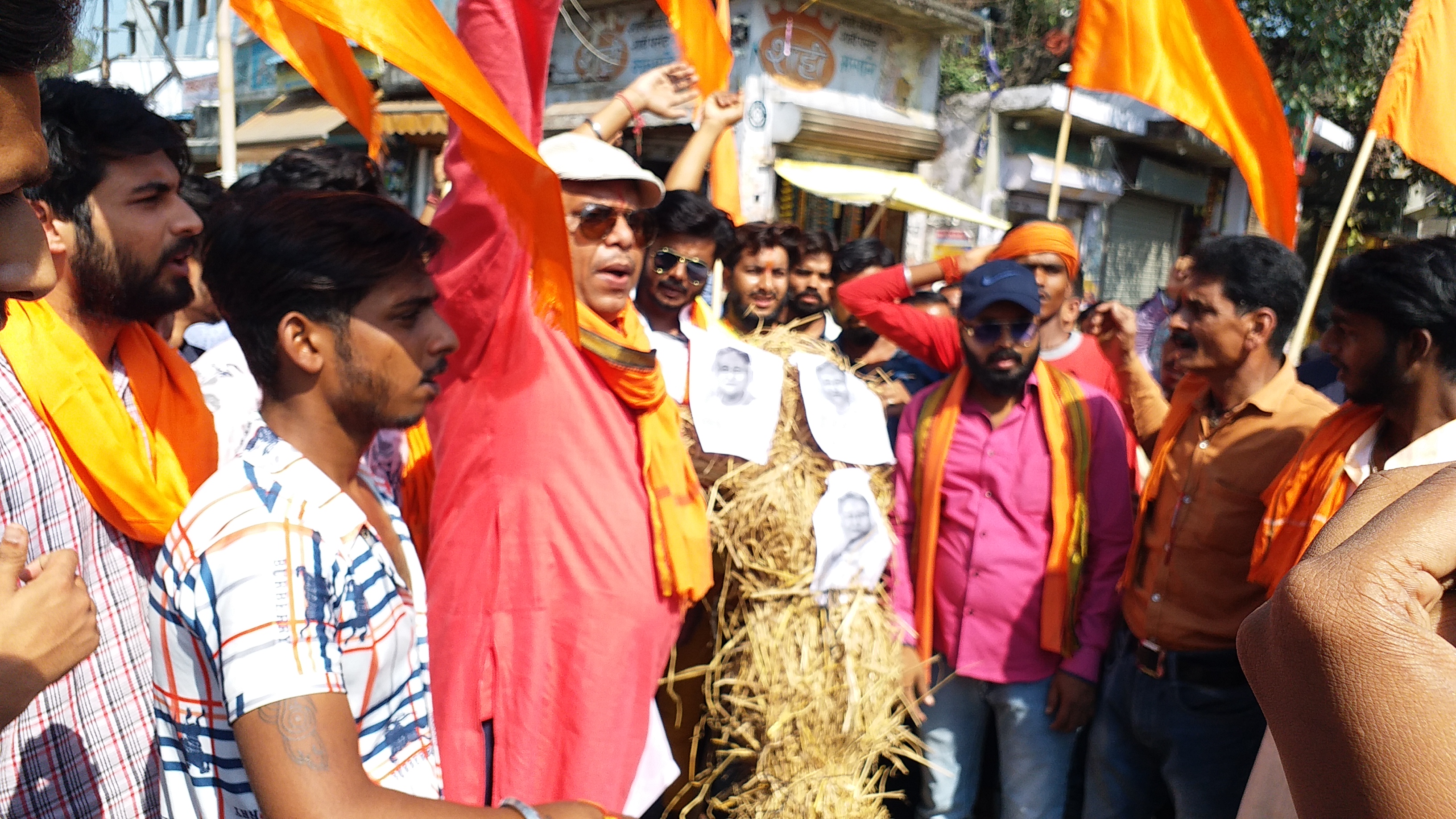 शाहजहांपुर में विश्व हिंदू परिषद ने फूंका बांग्लादेश की पीएम शेख हसीना का पुतला