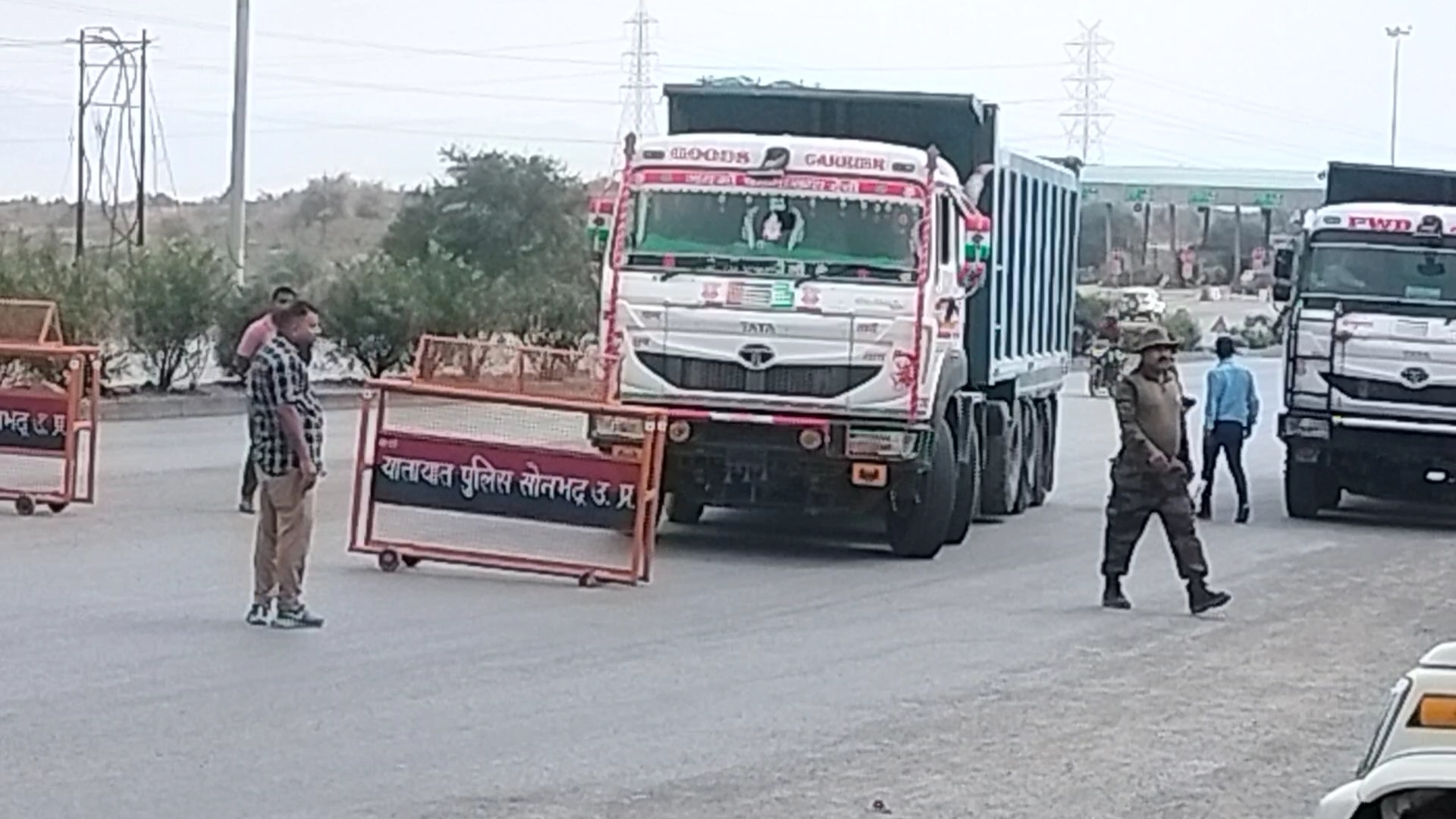 सोनभद्र के लोढ़ी टोल प्लाजा पर खनिज विभाग की टीम की जांच के कारण खड़े ट्रक
