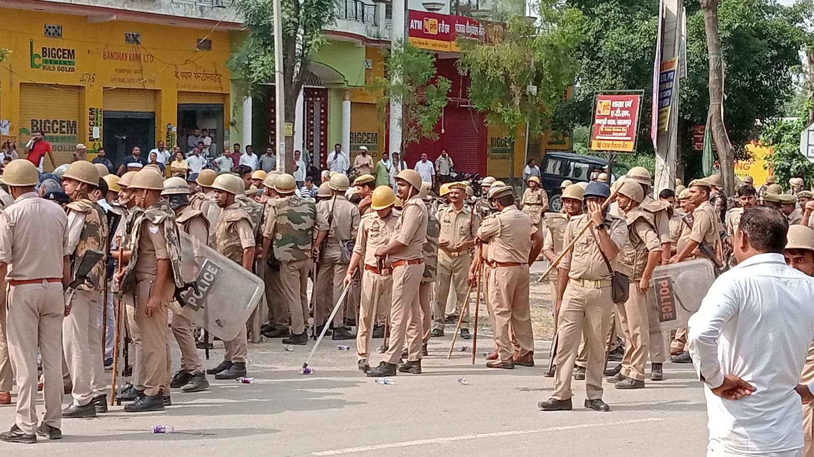 सहारनपुर में भीड़ को नियंत्रित करने के लिए तैनात किया गया पुलिस बल