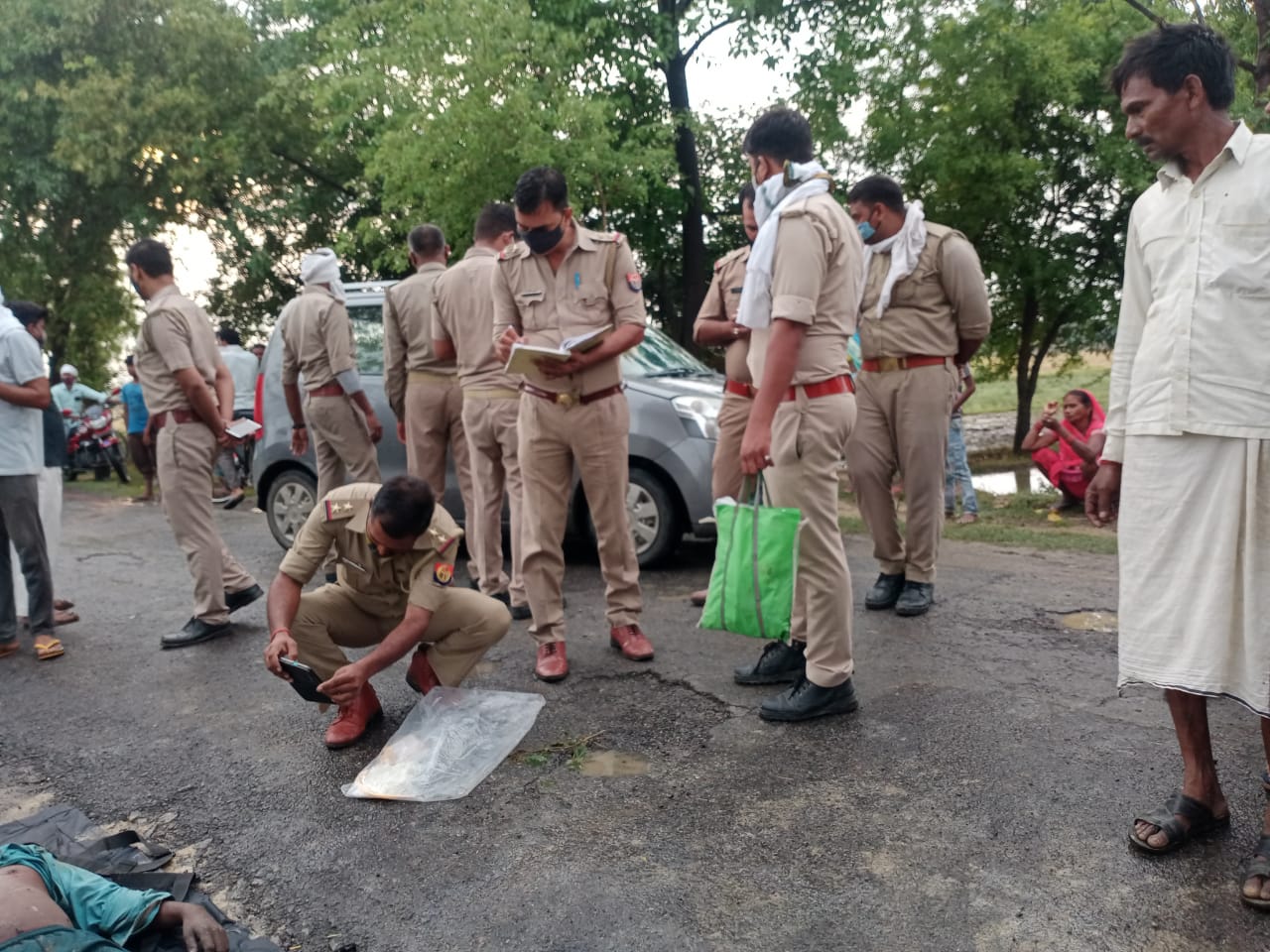 शौच के लिए निकली युवती की सड़क किनारे मिली लाश