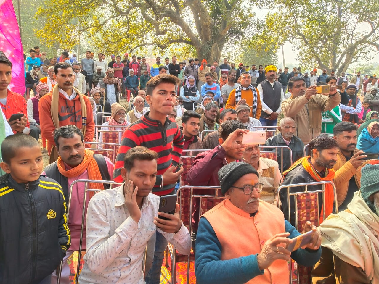 मेनका गांधी की सभा के दौरान जुटी भीड़