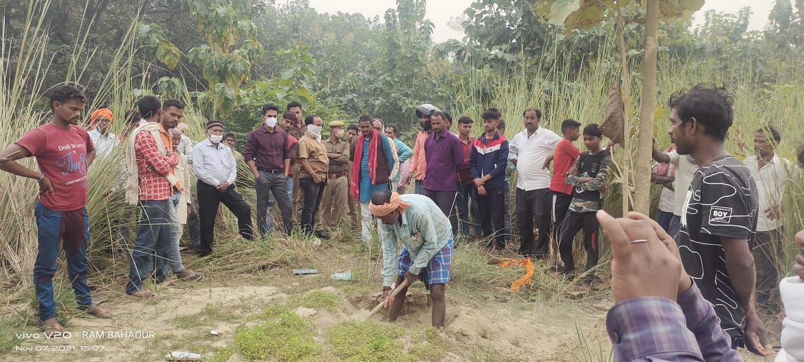 एक माह बाद दोबारा पोस्टमार्टम के लिए कब्र से निकाली गई लाश.