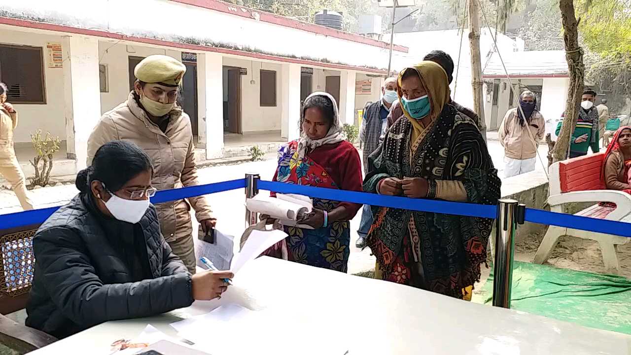 सीओ को ज्ञापन सौंपती पीड़िता.