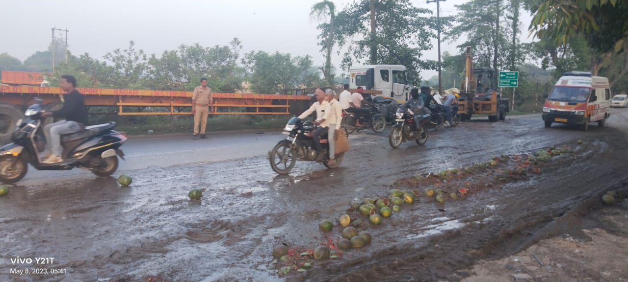 सुल्तानपुर में लखनऊ-वाराणसी NH पर ट्रेलर-डीसीएम में भिड़ंत, डीसीएम ड्राइवर की मौत.