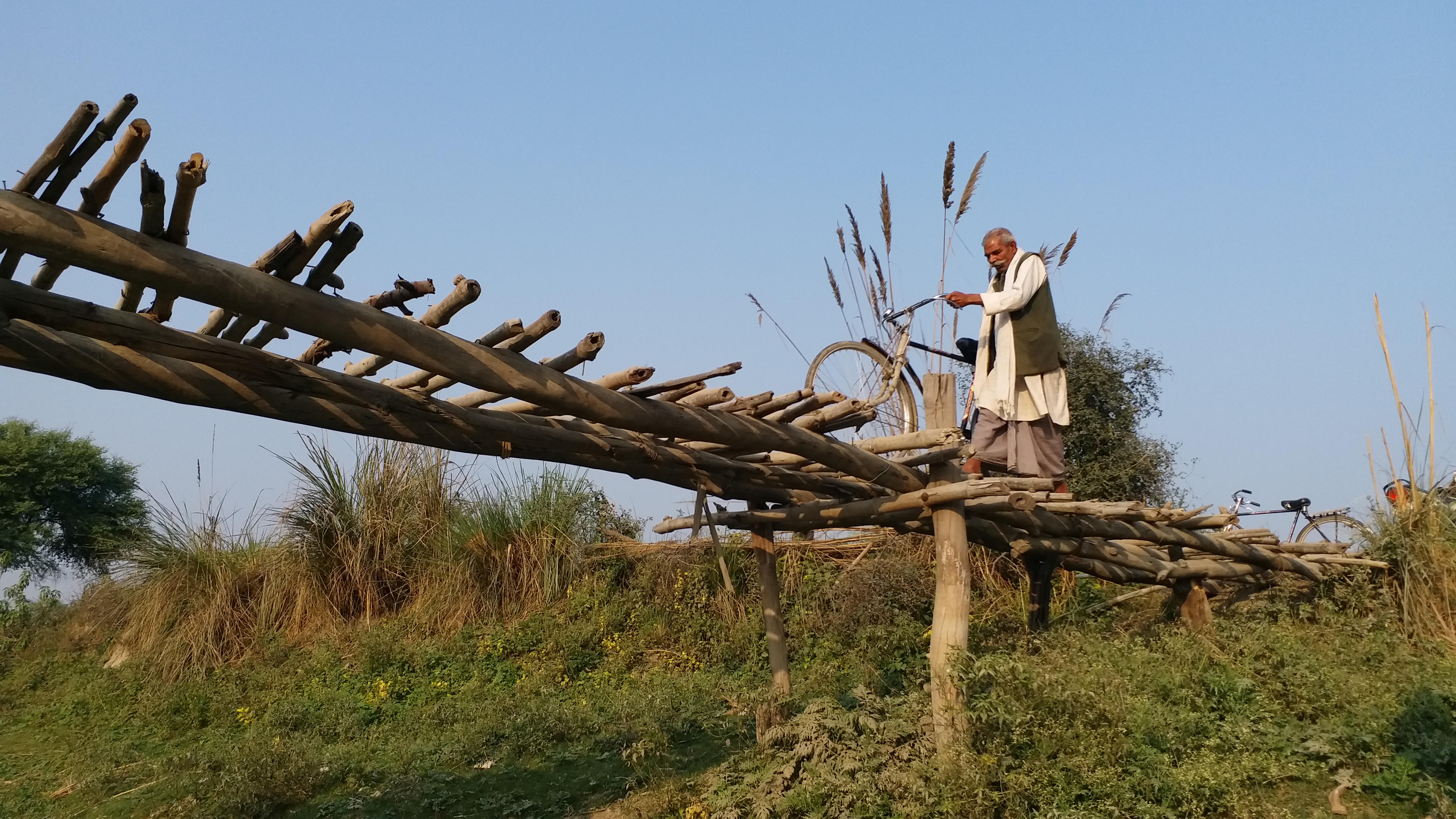 सरकारी दावों की पोल खोलती इस गांव की ये तस्वीर.