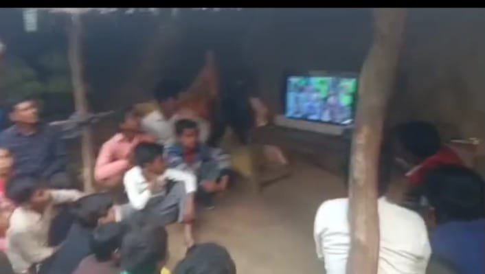 गांव में टीवी पर मैच देखते लोग.