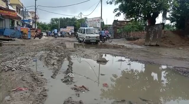 Unnao : सड़क में गड्ढे या गड्ढों में सड़क, अधिकारी अनजान नहीं हो रहा काम