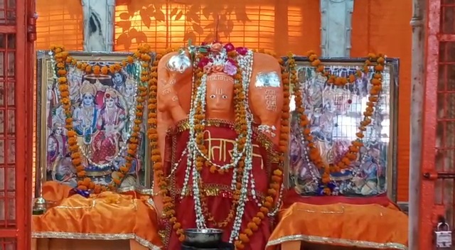 मंदिरों में दर्शन कर रहे श्रद्धालु.