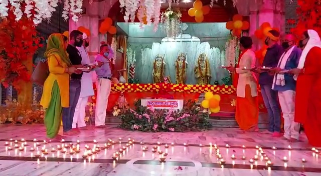 सीता-राम की पूजा अर्चना कर रहे हैं श्रद्धालु.