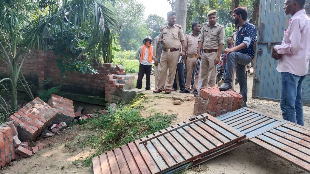 स्कूल का क्षतिग्रस्त गेट