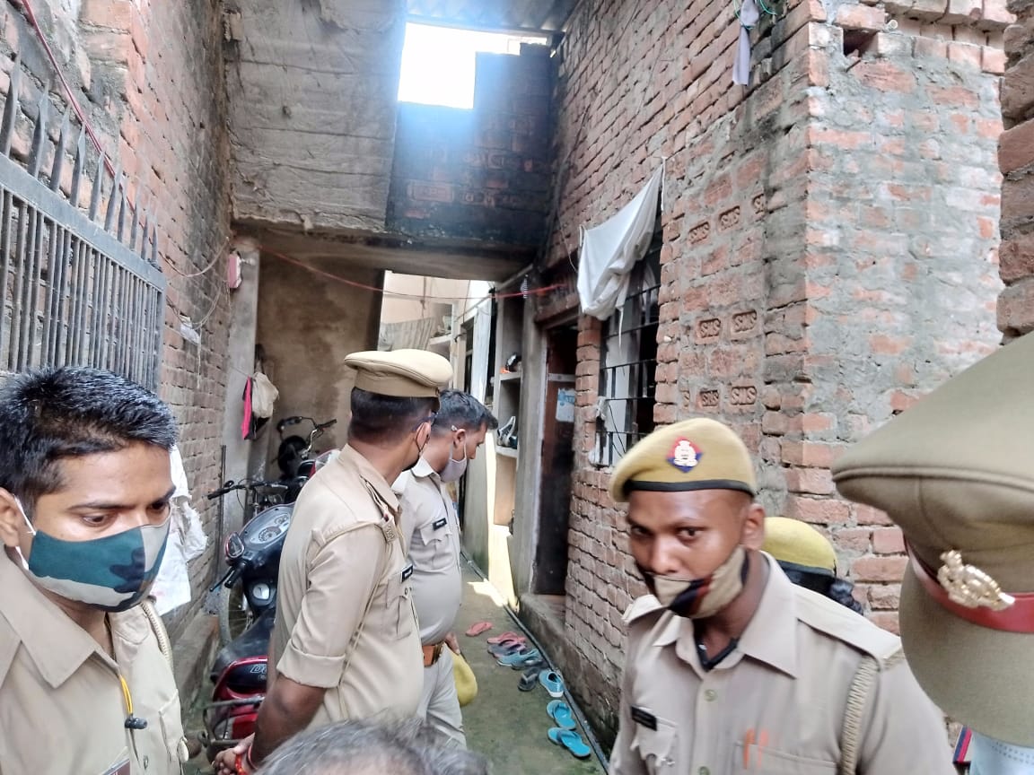 घटनास्थल पर पहुंची पुलिस.