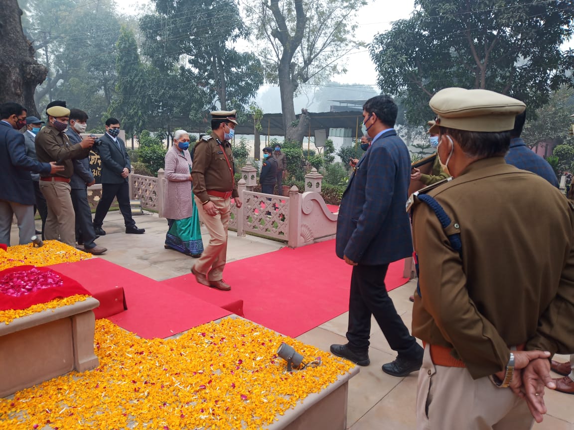 शहीद चन्द्रशेखर आजाद की प्रतिमा पर श्रद्धा सुमन अर्पित करने पहुंची राज्यपाल.