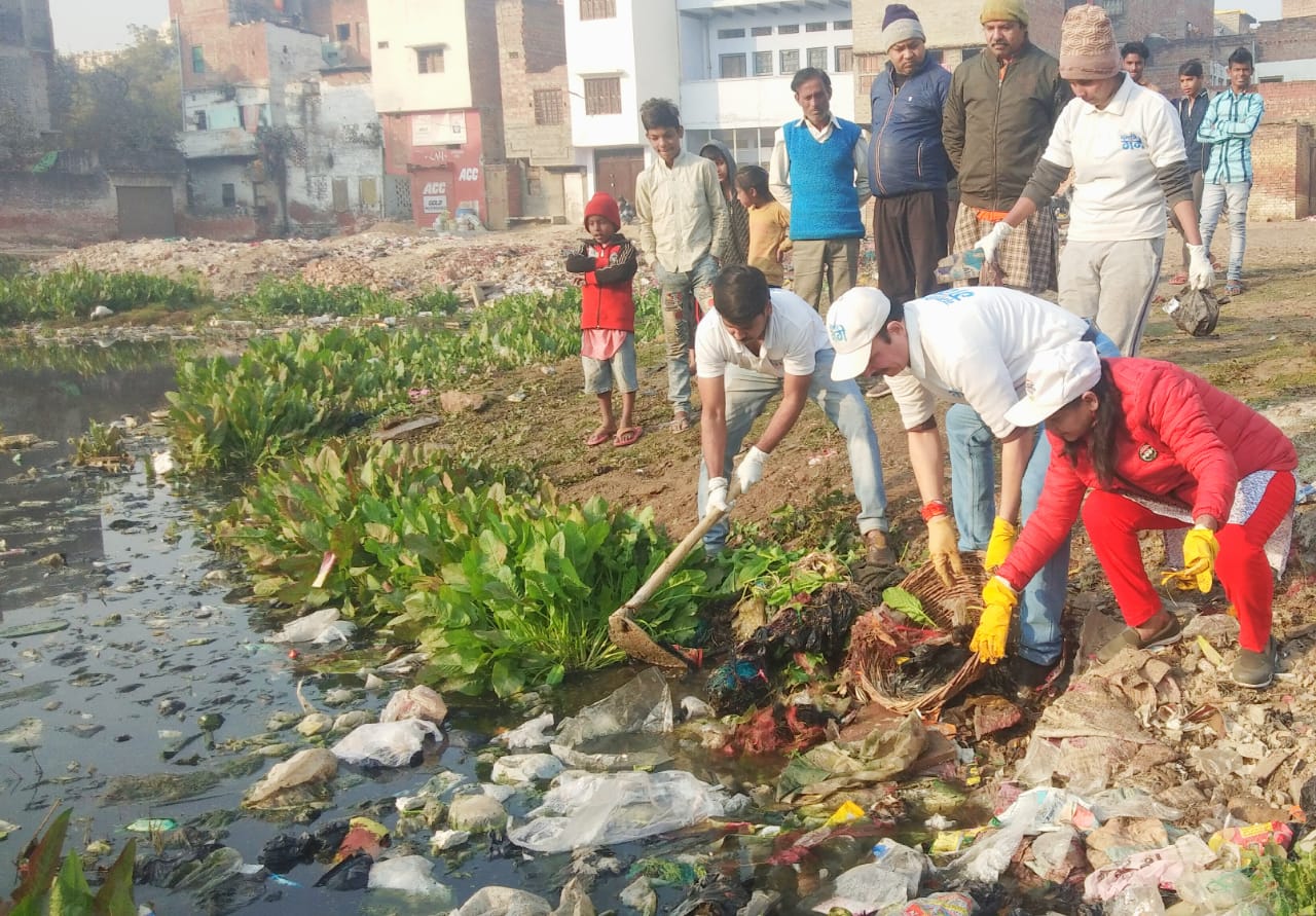 नमामि गंगे के सदस्यों ने धनेसरा तालाब पर स्वच्छता अभियान चलाया.