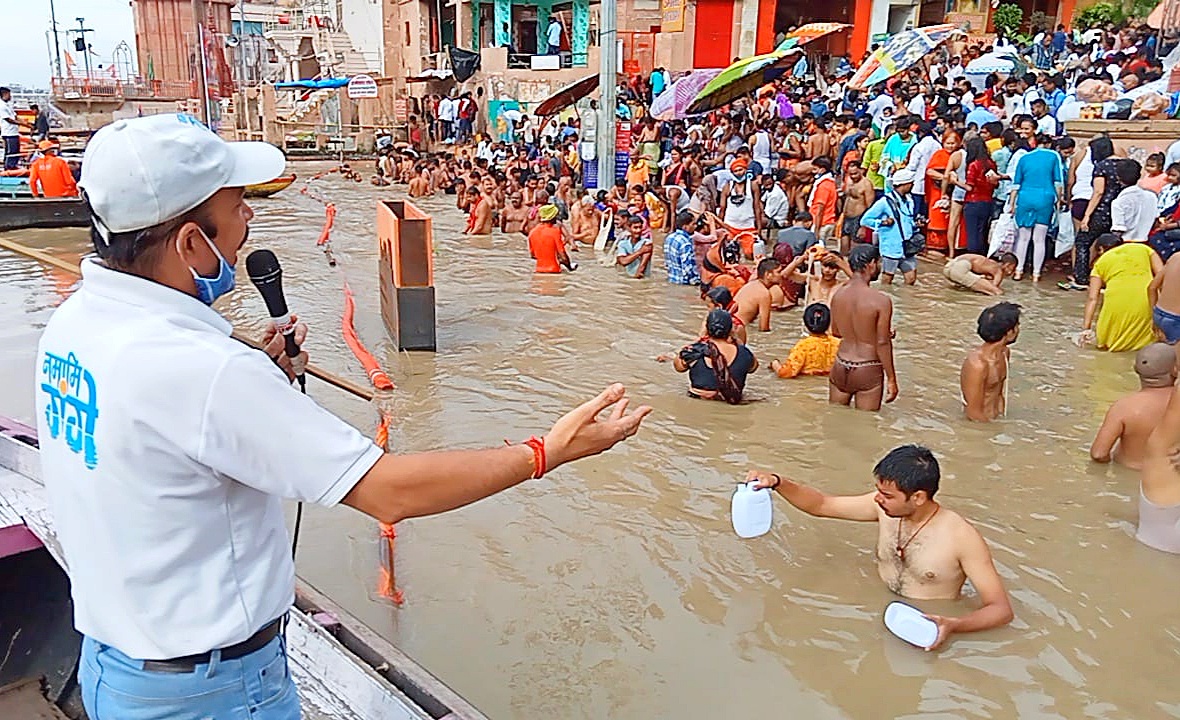 काशी के घाटों पर चलाई गई स्वच्छता की मुहिम