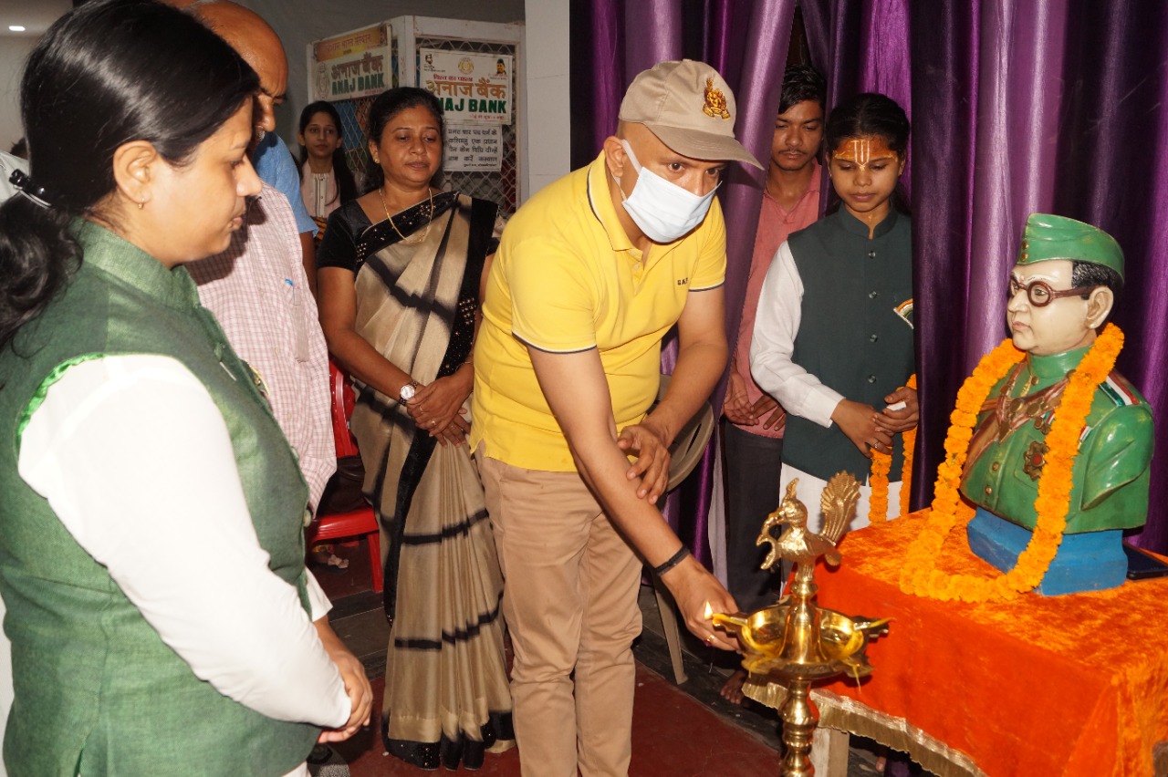 नेताजी सुभाष चन्द्र बोस को किए गए पुष्प अर्पित