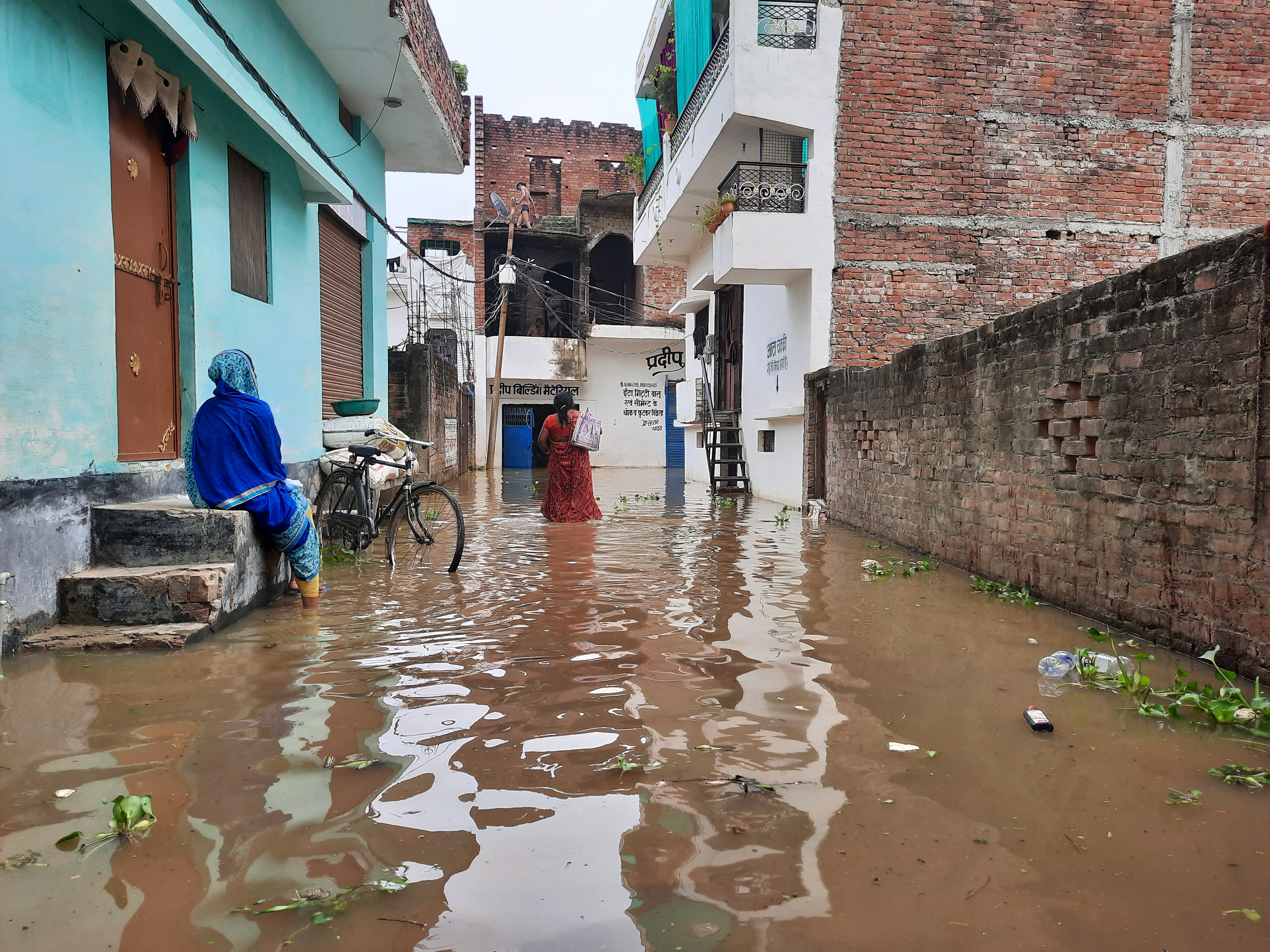 गलियों में भरा बाढ़ का पानी.