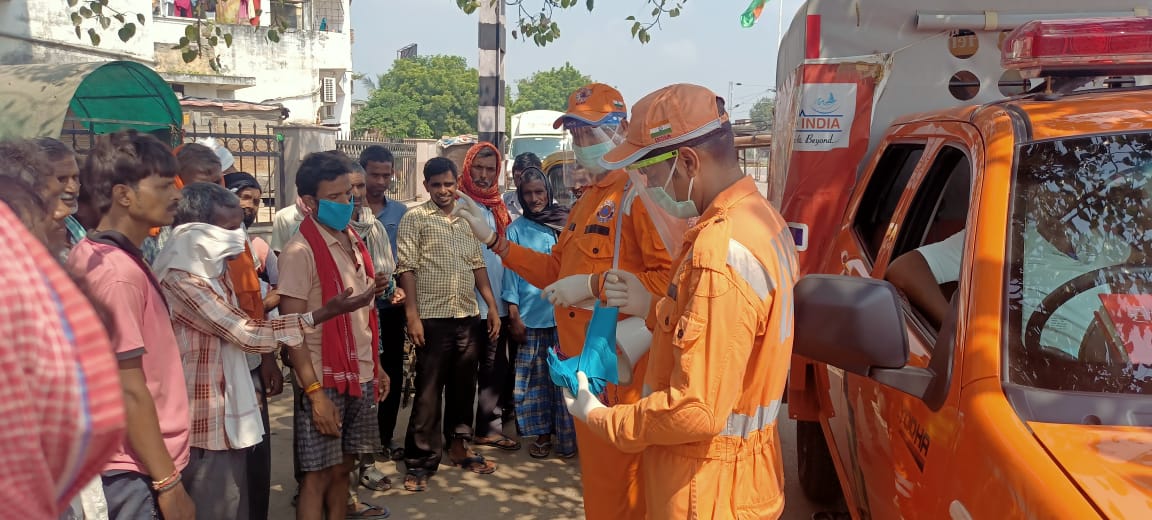 NDRF की टीम ने लोगों को किया कोरोना के प्रति किया जागरूक.