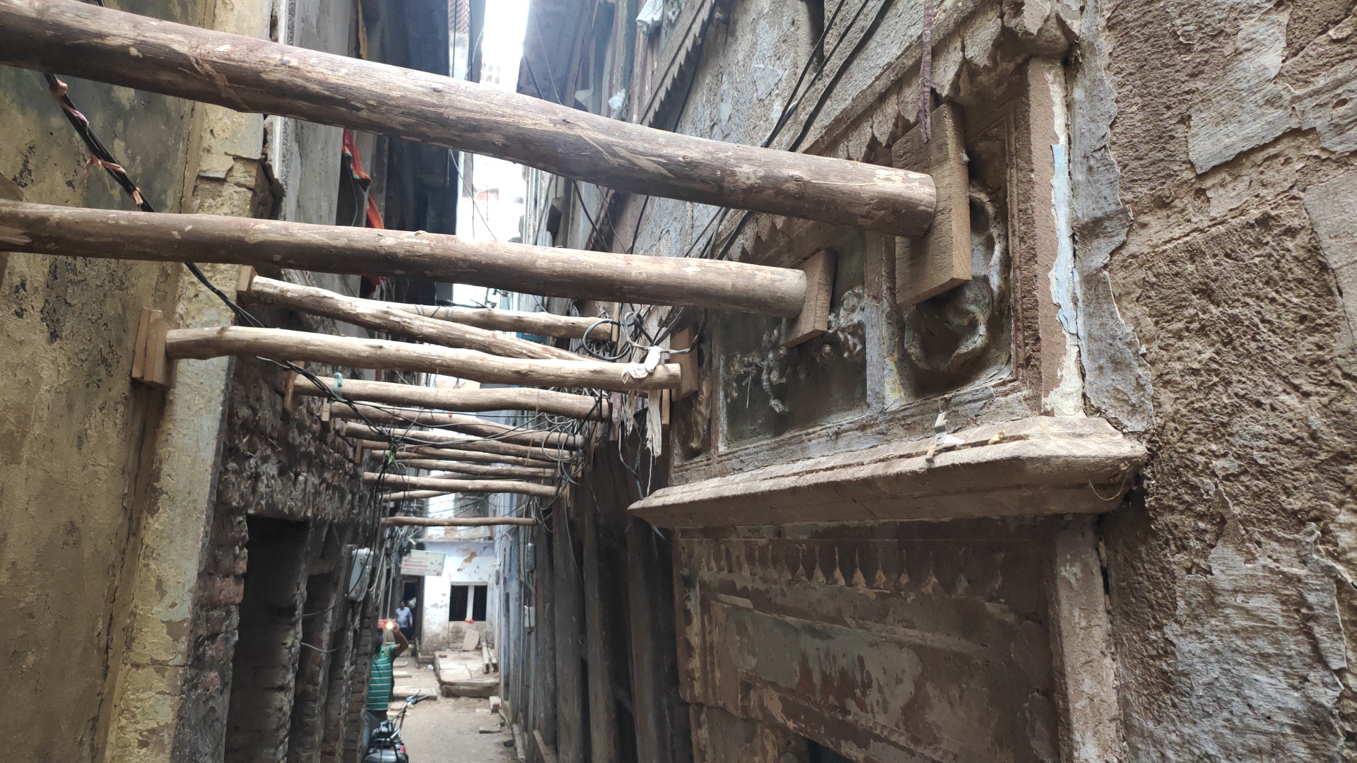 varanasi old buildings  bamboo poles  old buildings  old buildings supported by bamboo poles  old buildings bamboo poles  house support on bamboo poles  interesting story  varanasi interesting story  varanasi news in hindi  Municipal Commissioner Gaurang Rathi  पुराने भवन  अजब बनारस  नगर आयुक्त गौरांग राठी  old dilapidated buildings varanasi  335 जर्जर भवन  वाराणसी की ताजा खबर  वाराणसी खबर  वाराणसी में जर्जर भवन  वाराणसी में पुराने भवन