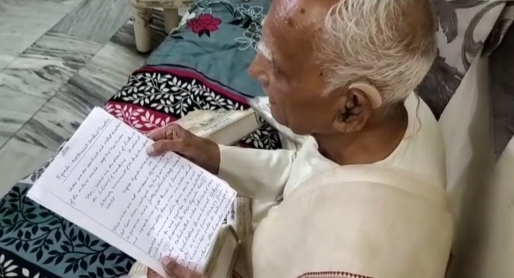 84 year old amaldhari singh got doctor of literature degree from banaras hindu university